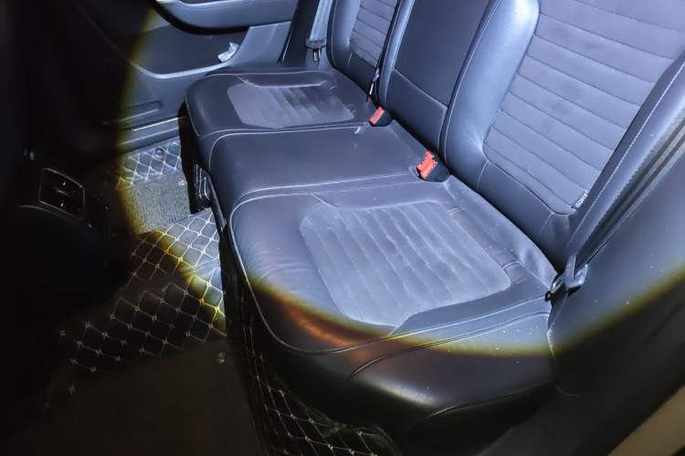 Used Volkswagen Magotan 2015 1.8TSI Luxury Model Left Rear Seat