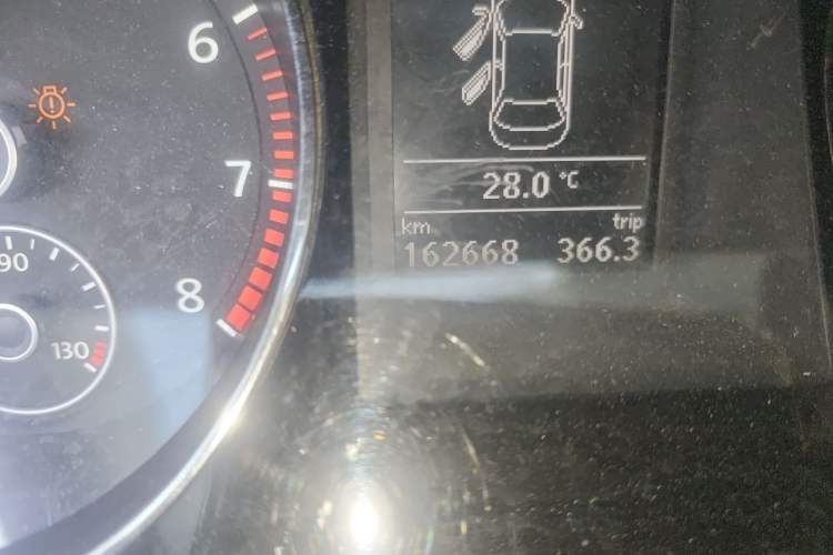 Used Volkswagen Magotan 2015 Facelift 1.8TSI Luxury Model Odometer Close Up