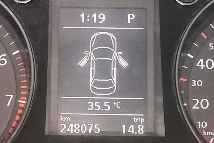 Used Volkswagen Magotan 2015 2.0 TSI Luxury Model Odometer Close Up