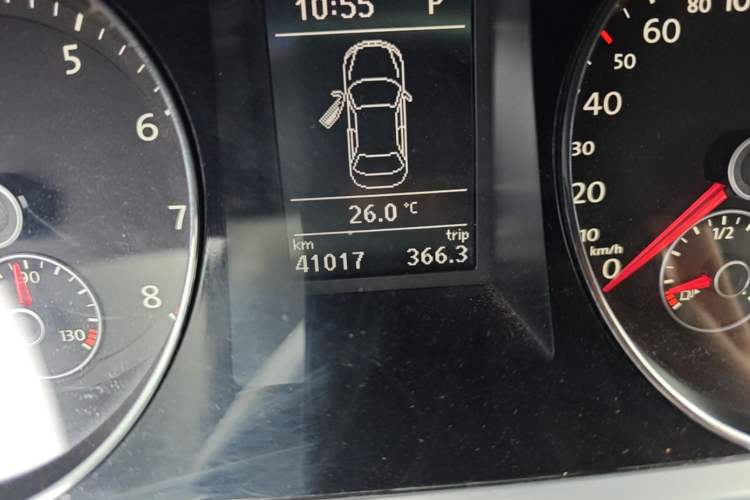 Used Volkswagen Magotan 2015 1.8TSI Advanced Model Odometer Close Up