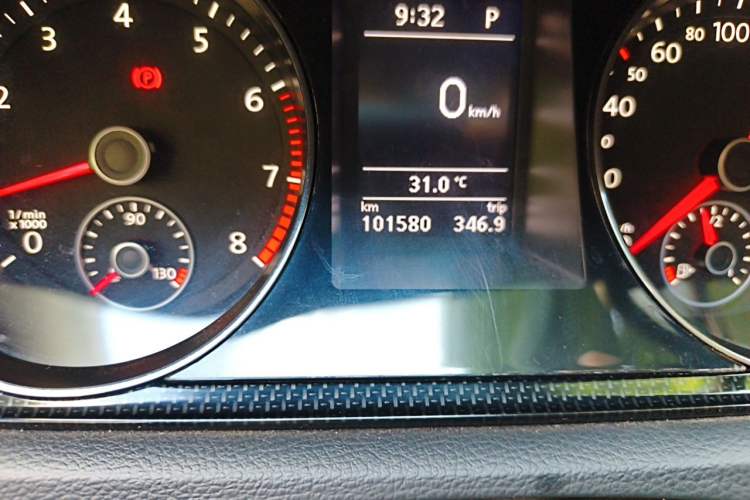 Used Volkswagen Magotan 2015 Facelift 1.8TSI Luxury Model Odometer Close Up