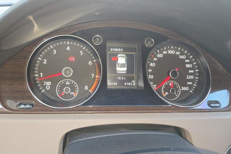 Used Volkswagen Magotan 2015 2.0 TSI Prestige Model Odometer Close Up