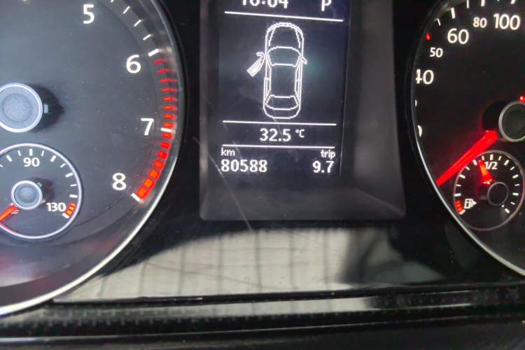 Used Volkswagen Magotan 2015 Facelift 1.8TSI Luxury Model Odometer Close Up