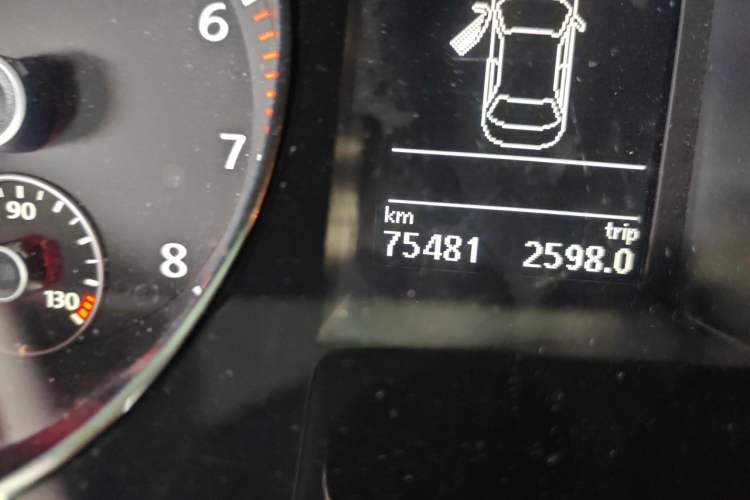 Used Volkswagen Magotan 2015 1.8TSI Luxury Model Odometer Close Up