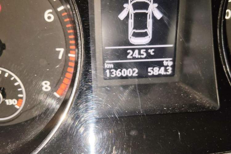 Used Volkswagen Magotan 2015 1.8TSI Advanced Model Odometer Close Up