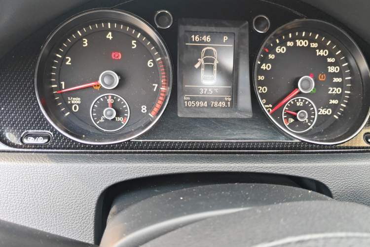Used Volkswagen Magotan 2015 Facelift 1.8TSI Luxury Model Odometer Close Up