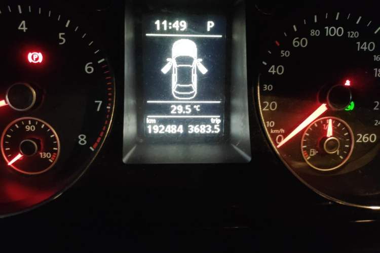 Used Volkswagen Magotan 2015 1.8TSI Luxury Model Odometer Close Up