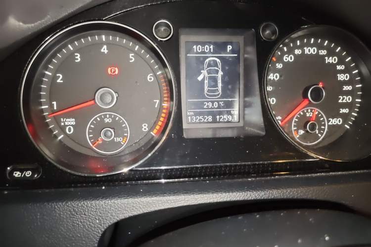 Used Volkswagen Magotan 2015 1.8TSI Luxury Model Odometer Close Up