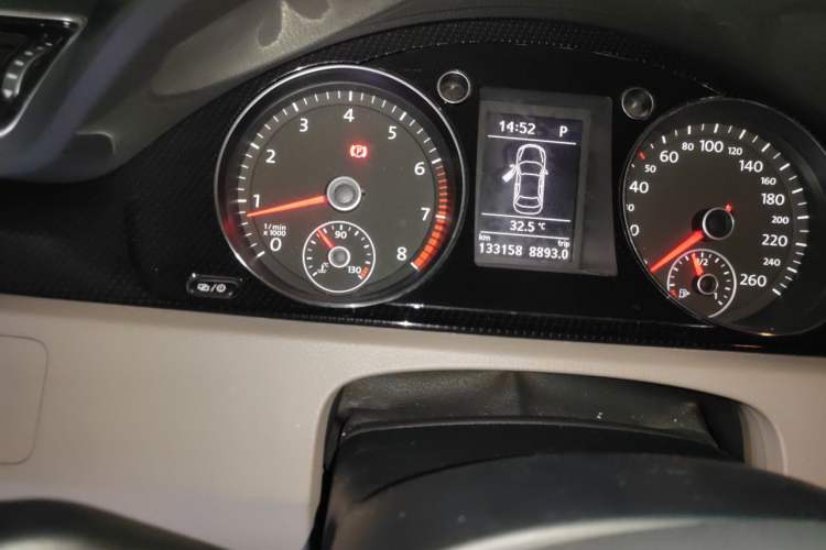 Used Volkswagen Magotan 2015 Facelift 1.8TSI Luxury Model Odometer Close Up
