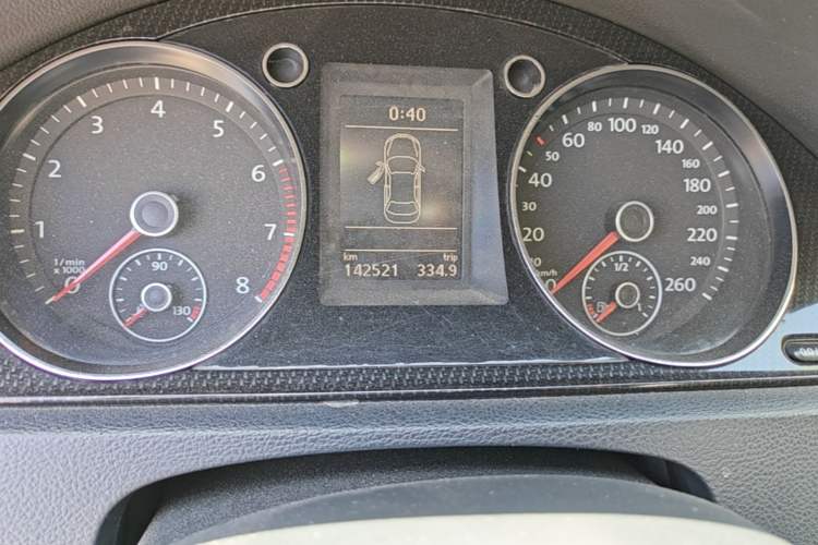 Used Volkswagen Magotan 2015 1.8TSI Luxury Model Odometer Close Up