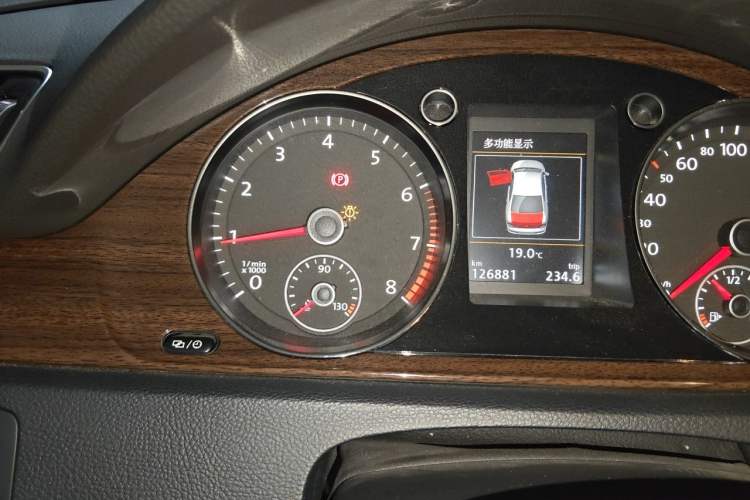 Used Volkswagen Magotan 2015 Revised Version 2.0 TSI Prestige Edition Odometer Close Up