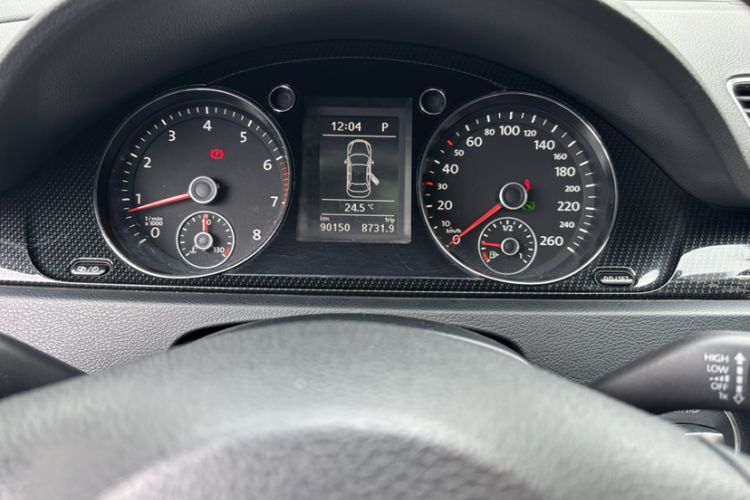 Used Volkswagen Magotan 2015 1.8TSI Luxury Model Odometer Close Up