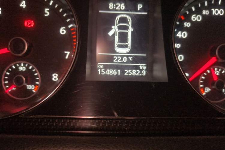 Used Volkswagen Magotan 2015 1.8TSI Luxury Model Odometer Close Up