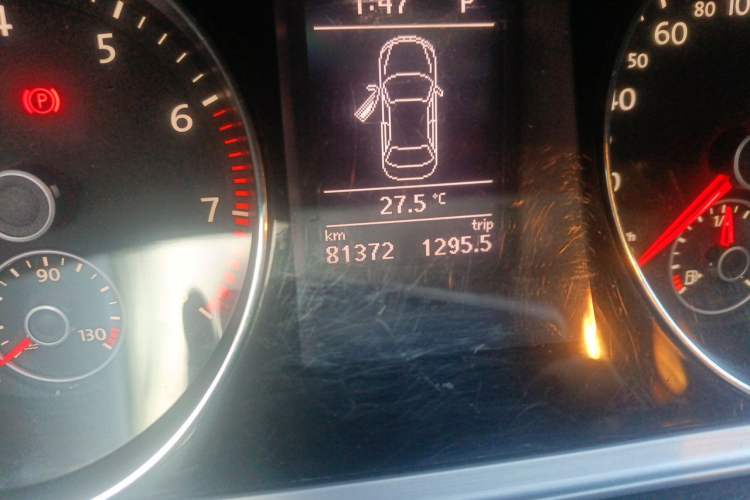 Used Volkswagen Magotan 2015 1.8TSI Advanced Model Odometer Close Up