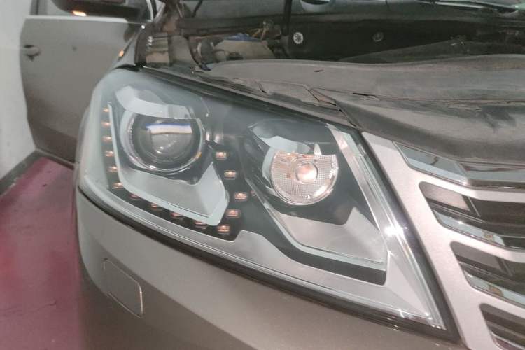 Used Volkswagen Magotan 2015 2.0 TSI Luxury Model Right Front Headlight
