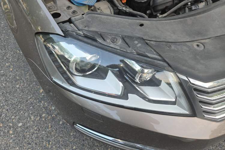 Used Volkswagen Magotan 2015 2.0 TSI Prestige Model Right Front Headlight