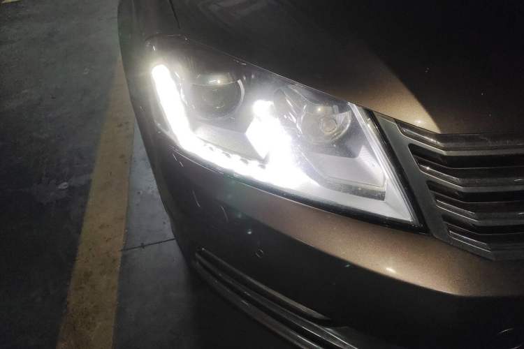 Used Volkswagen Magotan 2015 1.8TSI Luxury Model Right Front Headlight