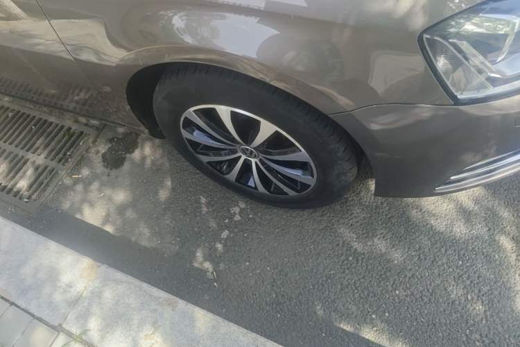 Used Volkswagen Magotan 2015 Facelift 1.8TSI Luxury Model Right Front Wheel Hub