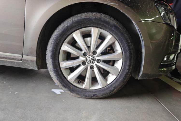 Used Volkswagen Magotan 2015 1.8TSI Luxury Model Right Front Wheel Hub