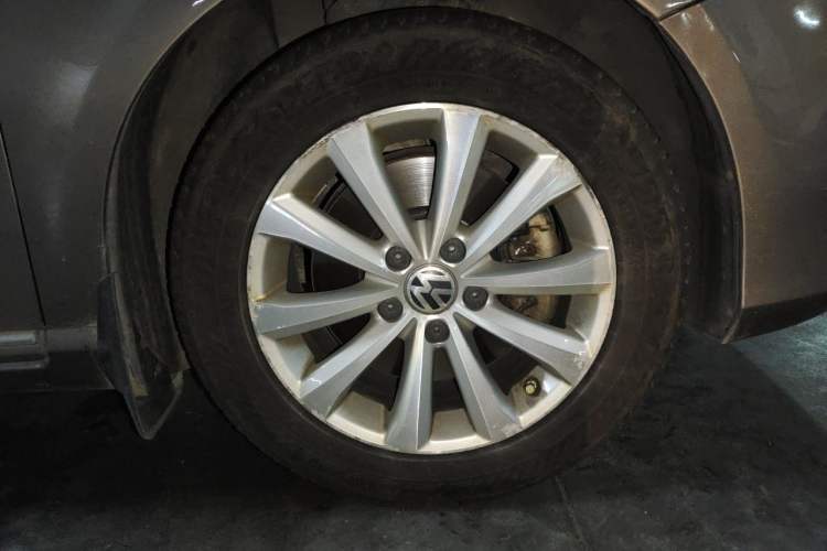 Used Volkswagen Magotan 2015 1.8TSI Luxury Model Right Front Wheel Hub