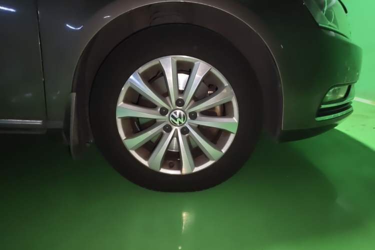 Used Volkswagen Magotan 2015 1.8TSI Luxury Model Right Front Wheel Hub