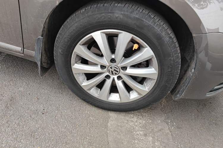 Used Volkswagen Magotan 2015 Revised Version 2.0 TSI Luxury Edition Right Front Wheel Hub