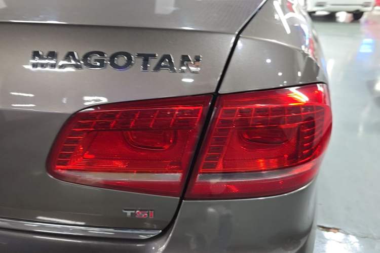 Used Volkswagen Magotan 2015 1.8TSI Luxury Model Right Rear Taillight