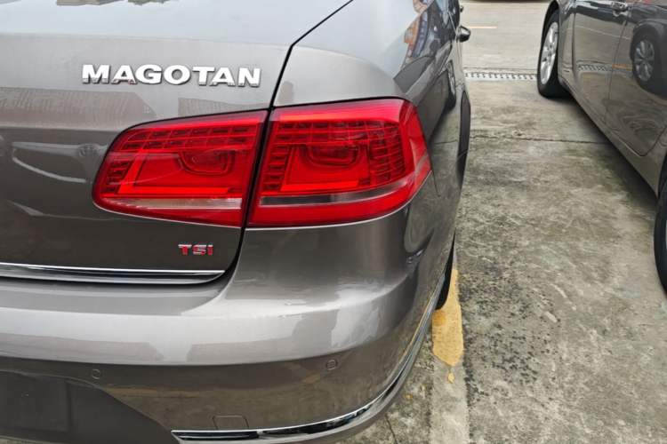 Used Volkswagen Magotan 2015 2.0 TSI Luxury Model Right Rear Taillight