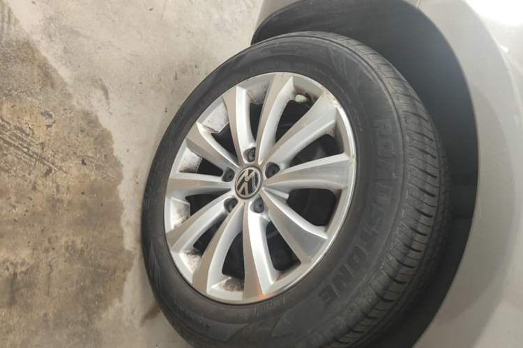 Used Volkswagen Magotan 2015 Facelift 1.8TSI Luxury Model Right Rear Wheel Hub