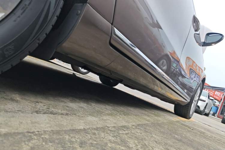 Used Volkswagen Magotan 2015 2.0 TSI Luxury Model Right Side Sill