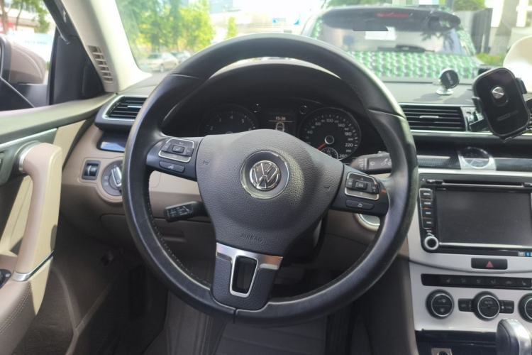 Used Volkswagen Magotan 2015 Facelift 1.8TSI Luxury Model Steering Wheel