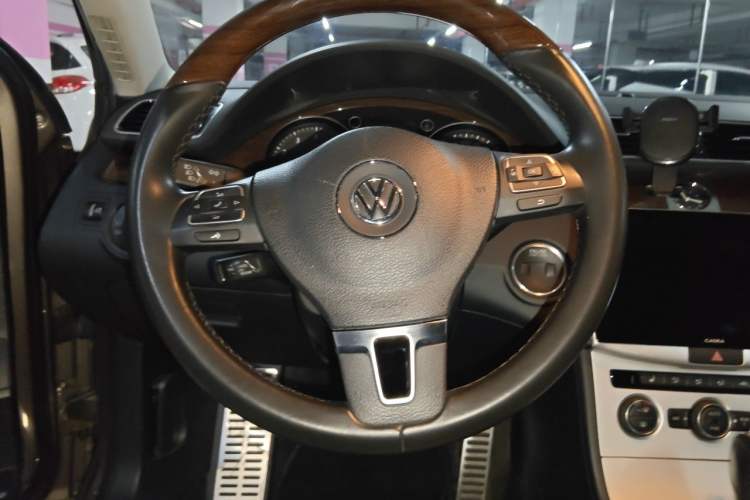 Used Volkswagen Magotan 2015 Revised Version 2.0 TSI Prestige Edition Steering Wheel