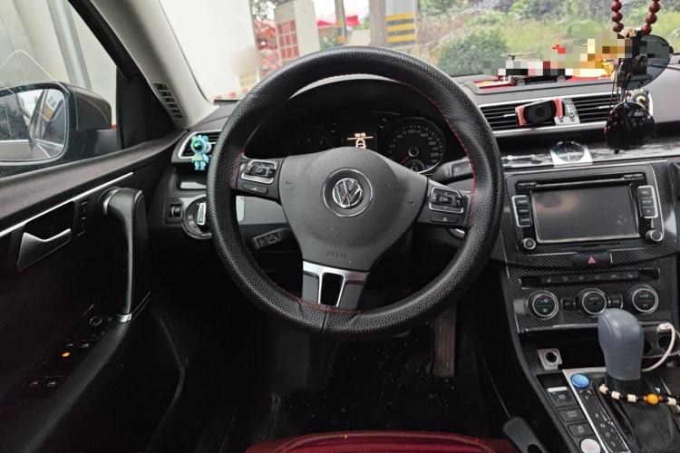 Used Volkswagen Magotan 2015 Revised Version 2.0 TSI Luxury Edition Steering Wheel