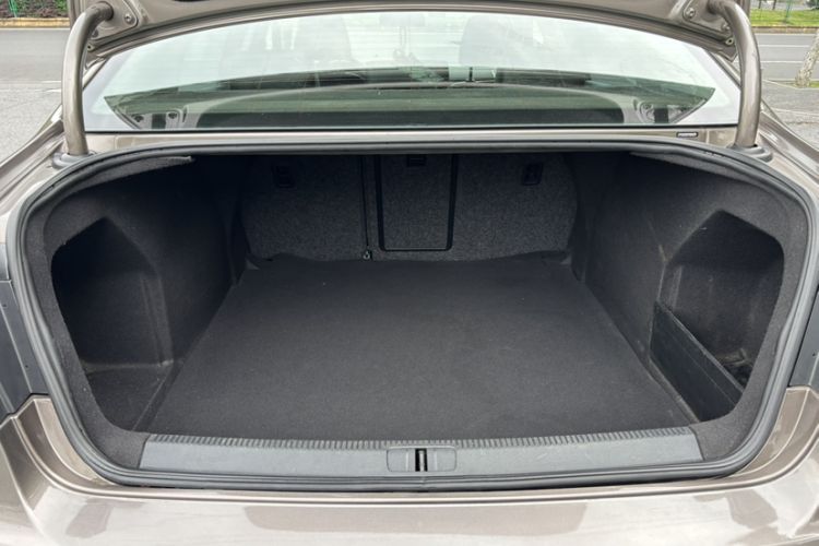 Used Volkswagen Magotan 2015 1.8TSI Luxury Model Trunk
