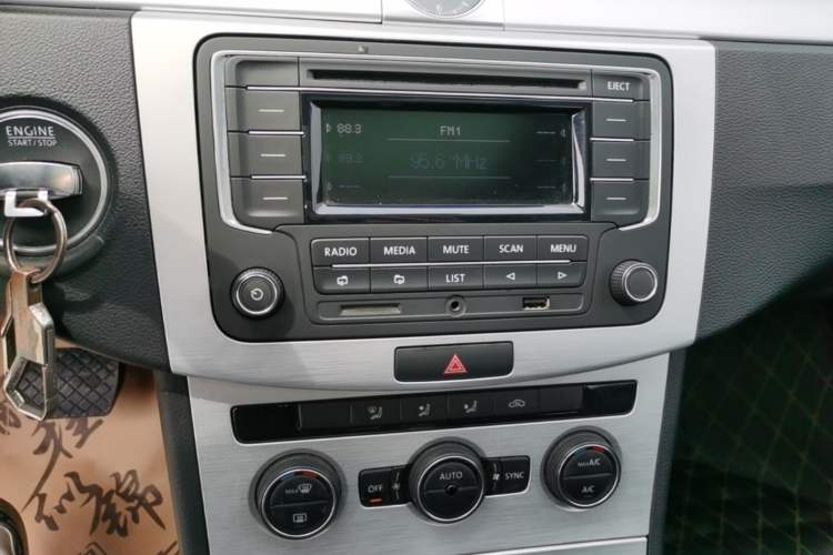 Used Volkswagen Magotan 2016 1.8TSI Smart Enjoyment Leading Model Audio And AC Panel