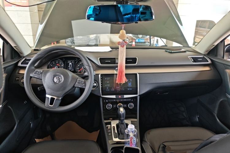 Used Volkswagen Magotan 2016 1.8TSI 25th Anniversary Edition Center Console