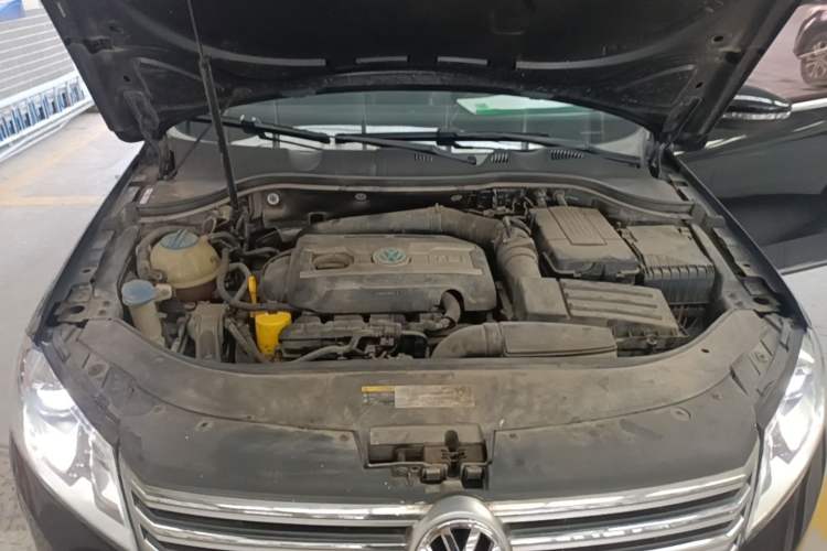 Used Volkswagen Magotan 2016 1.8TSI Luxury Comfort Model Engine Bay