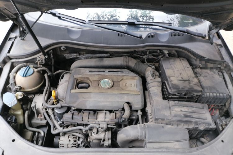 Used Volkswagen Magotan 2016 1.8TSI Luxury Comfort Model Engine Bay