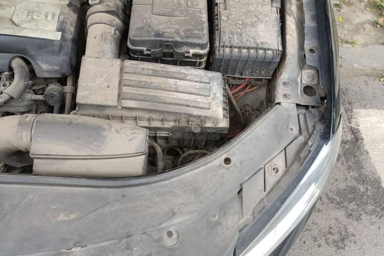 Used Volkswagen Magotan 2016 1.8TSI Smart Comfort Model Engine Bay Left