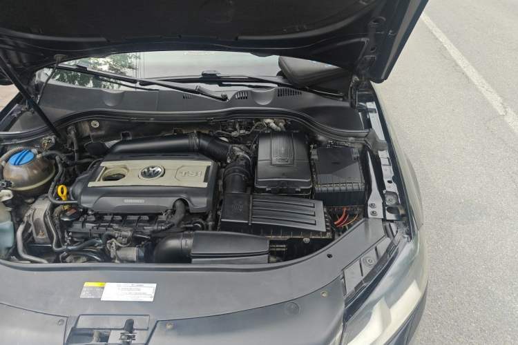 Used Volkswagen Magotan 2016 1.8TSI Smart Comfort Model Engine Bay Left