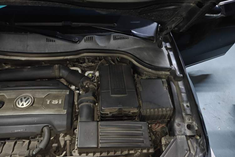 Used Volkswagen Magotan 2016 1.8TSI Smart Comfort Model Engine Bay Left