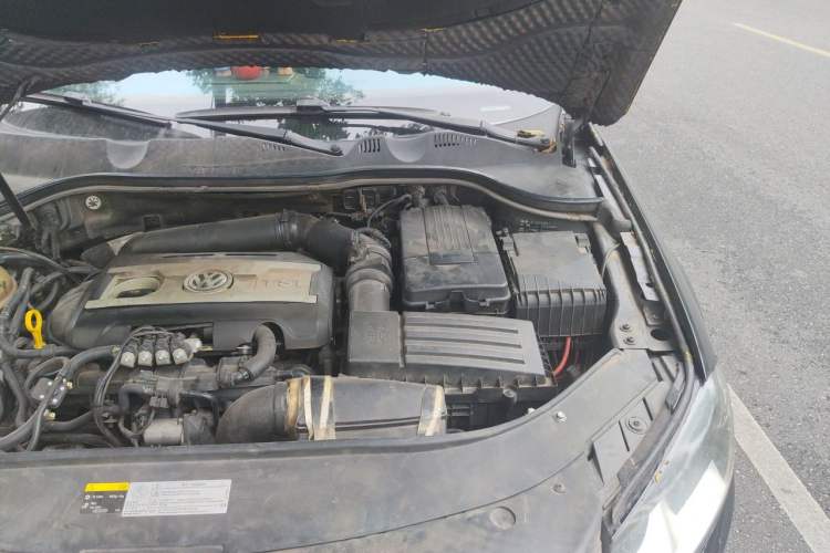 Used Volkswagen Magotan 2016 1.8TSI Smart Comfort Model Engine Bay Left