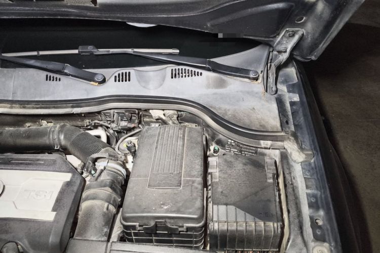 Used Volkswagen Magotan 2016 1.8TSI Luxury Comfort Model Engine Bay Left