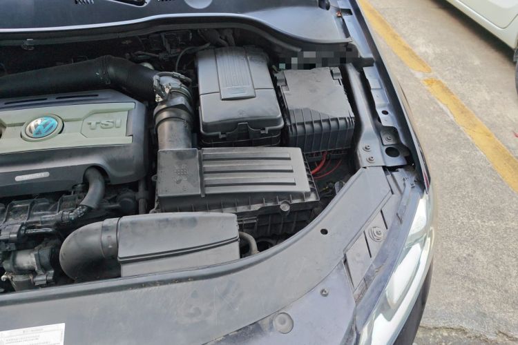Used Volkswagen Magotan 2016 2.0 TSI Luxury Comfort Version Engine Bay Left
