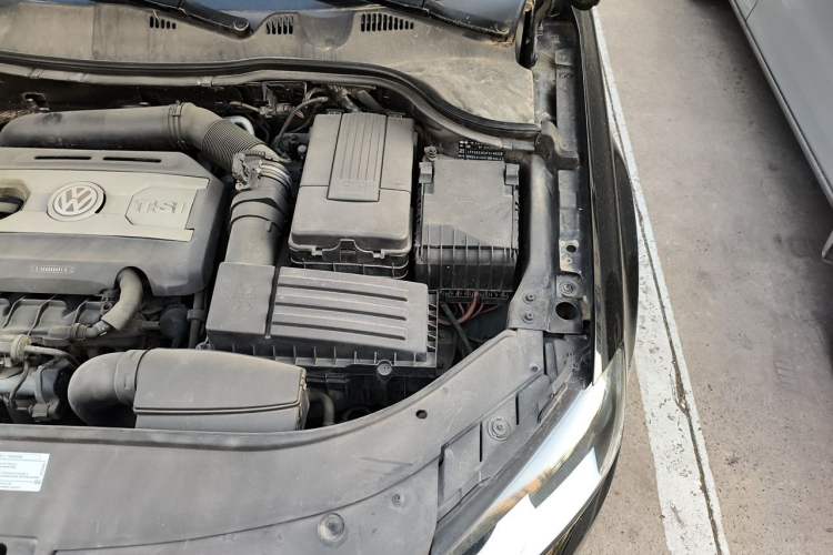 Used Volkswagen Magotan 2016 1.8TSI Smart Comfort Model Engine Bay Left