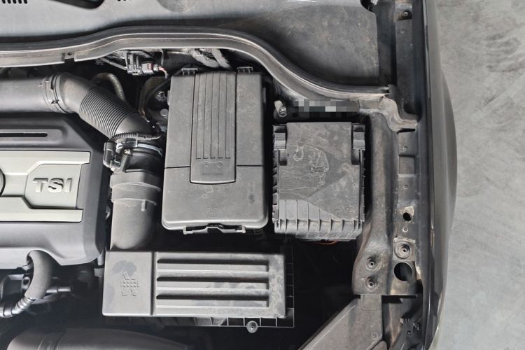 Used Volkswagen Magotan 2016 1.8TSI Smart Comfort Model Engine Bay Left