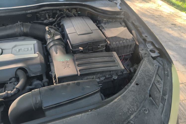 Used Volkswagen Magotan 2016 2.0 TSI Luxury Comfort Version Engine Bay Left