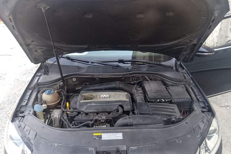 Used Volkswagen Magotan 2016 1.8TSI Luxury Comfort Model Engine Bay