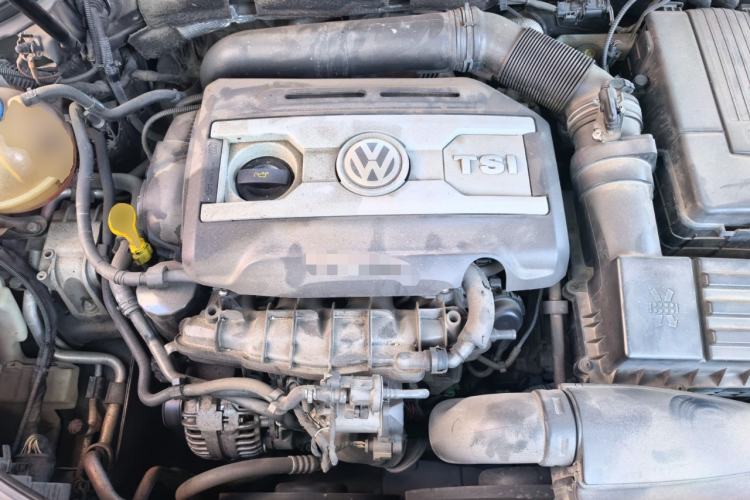Used Volkswagen Magotan 2016 1.8TSI Luxury Comfort Model Engine Bay