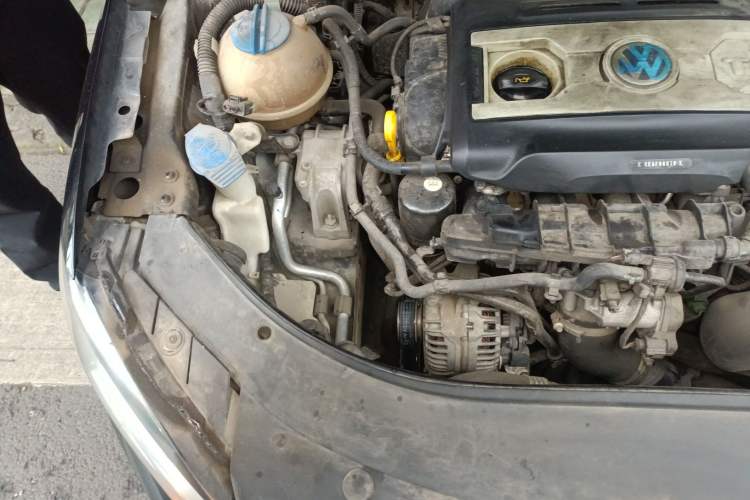 Used Volkswagen Magotan 2016 1.8TSI Smart Comfort Model Engine Bay Right